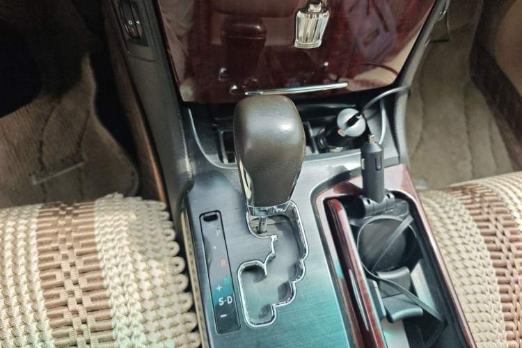 Used Toyota Crown 2011 2.5L Royal Special Edition with Leather and Sunroof Gear Lever