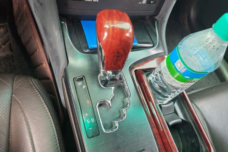 Used Toyota Crown 2011 2.5L Royal Special Edition with Leather and Sunroof Gear Lever