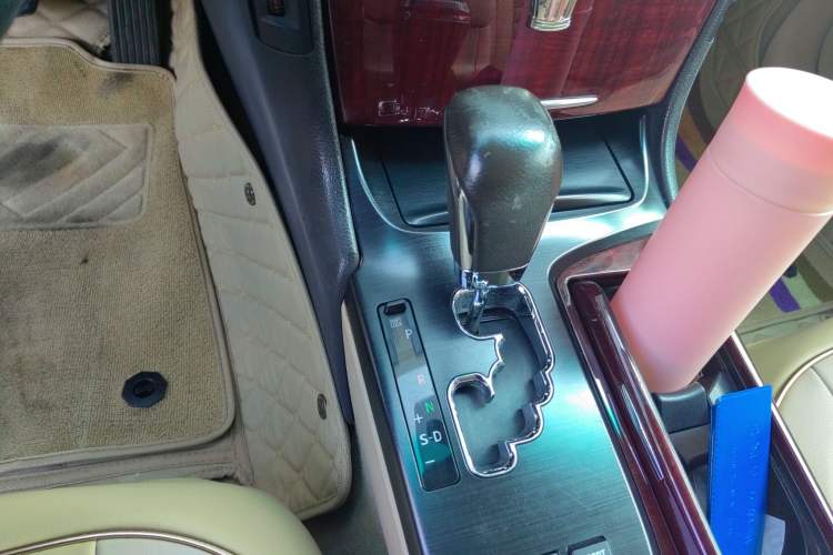Used Toyota Crown 2011 2.5L Royal Special Edition with Leather and Sunroof Gear Lever