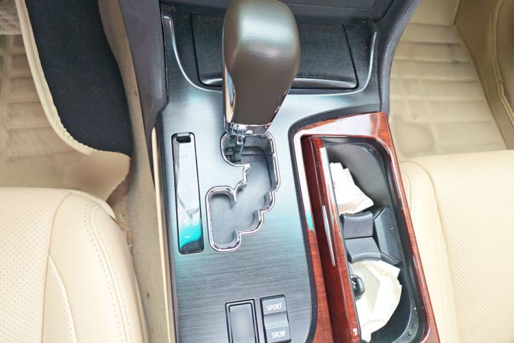 Used Toyota Crown 2011 2.5L Royal Special Edition with Leather and Sunroof Gear Lever