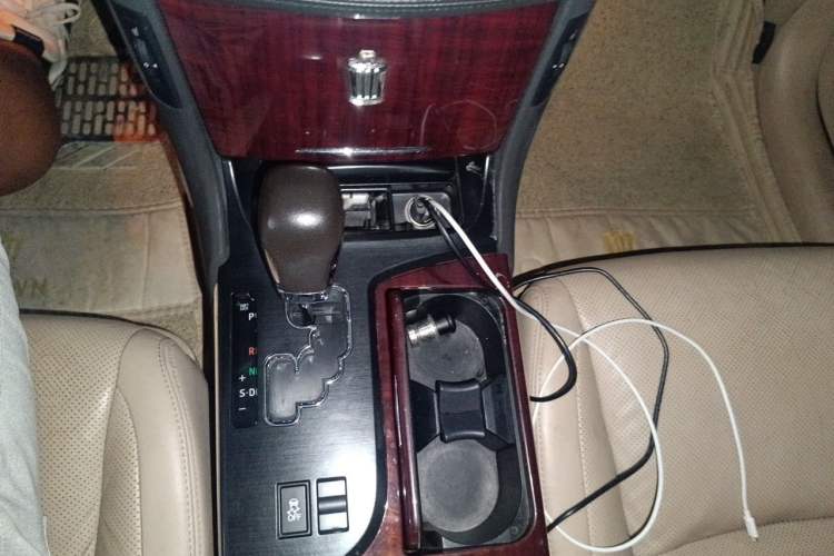 Used Toyota Crown 2011 2.5L Royal Special Edition with Leather and Sunroof Gear Lever