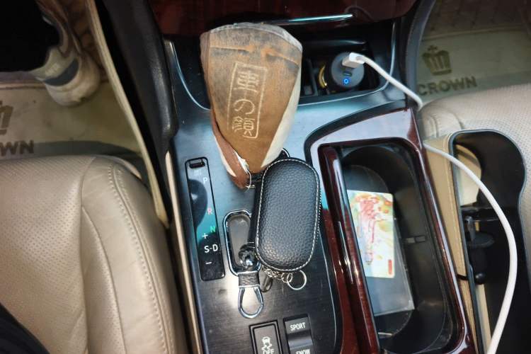 Used Toyota Crown 2011 2.5L Royal Special Edition with Leather and Sunroof Gear Lever