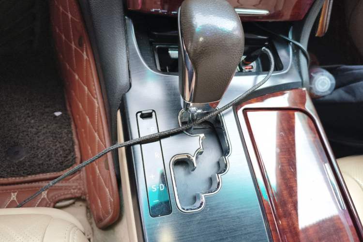 Used Toyota Crown 2011 2.5L Royal Special Edition with Leather and Sunroof Gear Lever