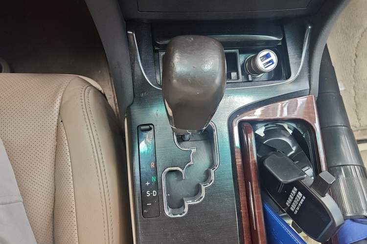 Used Toyota Crown 2011 2.5L Royal Special Edition with Leather and Sunroof Gear Lever