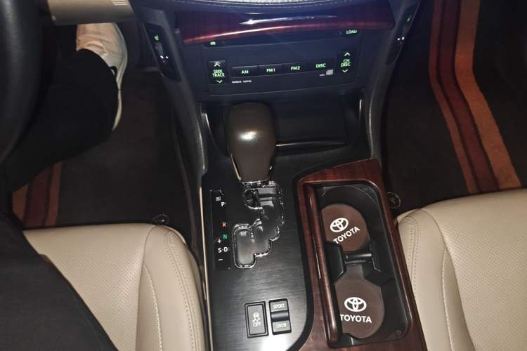 Used Toyota Crown 2011 2.5L Royal Special Edition with Leather and Sunroof Gear Lever
