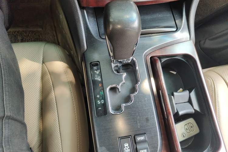 Used Toyota Crown 2011 2.5L Royal Special Edition with Leather and Sunroof Gear Lever