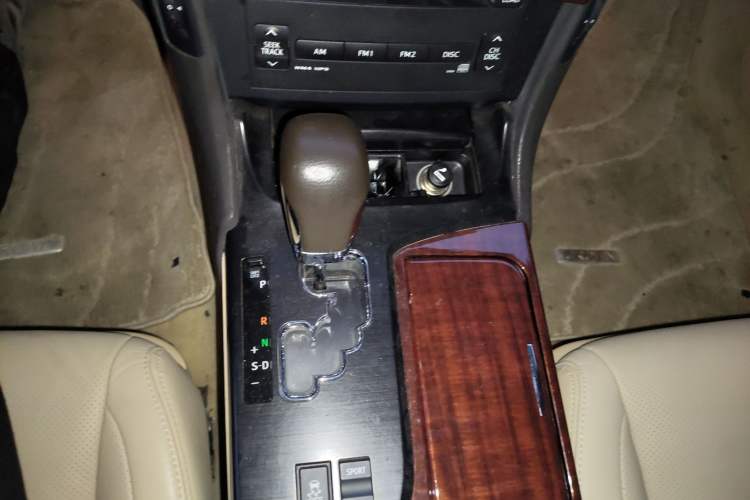 Used Toyota Crown 2011 2.5L Royal Special Edition with Leather and Sunroof Gear Lever