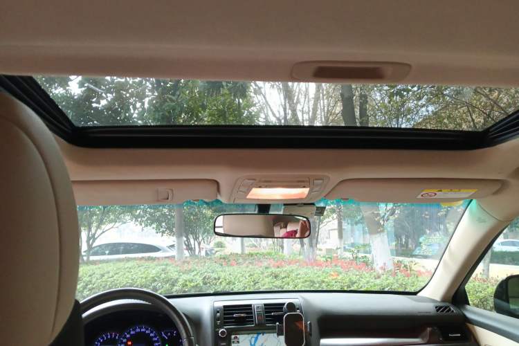 Used Toyota Crown 2011 2.5L Royal Special Edition with Leather and Sunroof Headliner