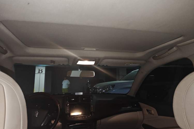 Used Toyota Crown 2011 2.5L Royal Special Edition with Leather and Sunroof Headliner