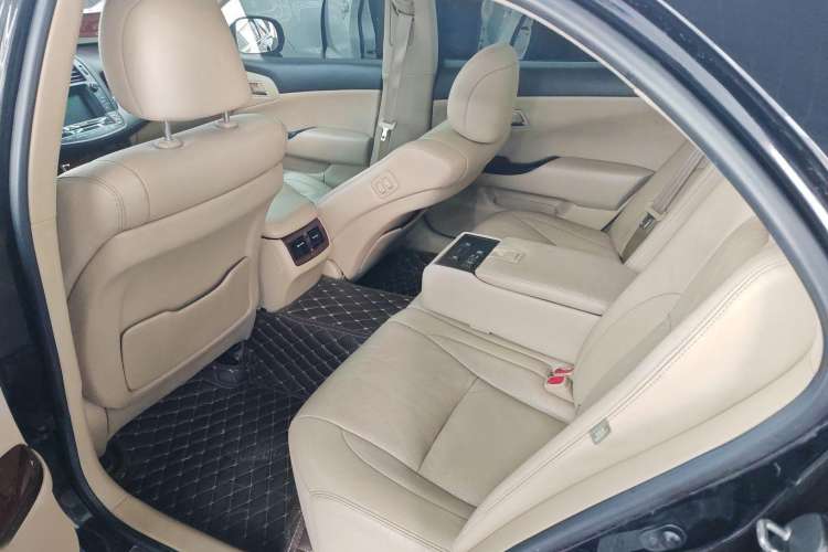 Used Toyota Crown 2011 2.5L Royal Special Edition with Leather and Sunroof Interior 2