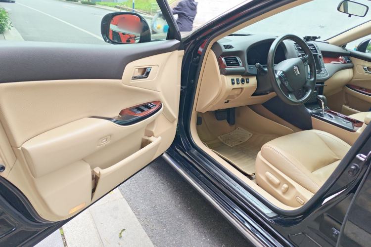 Used Toyota Crown 2011 2.5L Royal Special Edition with Leather and Sunroof Interior 3