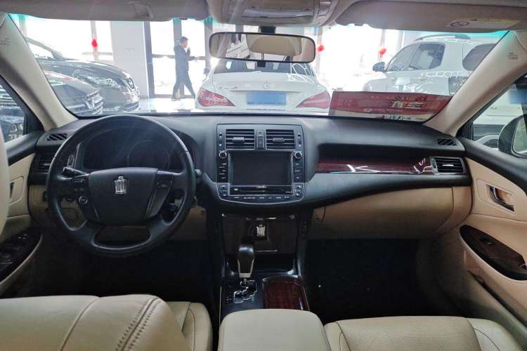 Used Toyota Crown 2011 2.5L Royal Special Edition with Leather and Sunroof Interior 3