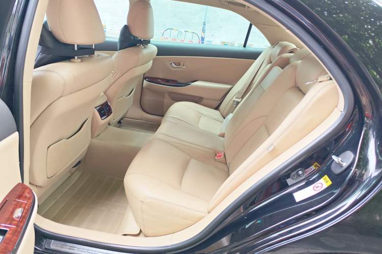 Used Toyota Crown 2011 2.5L Royal Special Edition with Leather and Sunroof Interior 4
