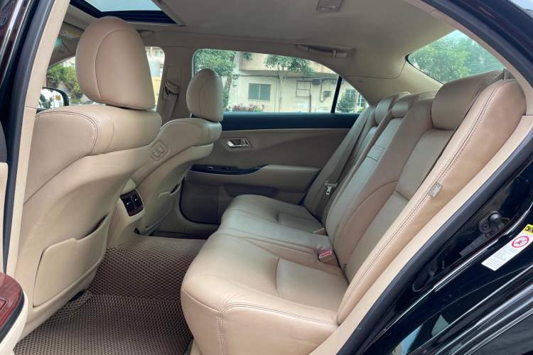 Used Toyota Crown 2011 2.5L Royal Special Edition with Leather and Sunroof Interior 4