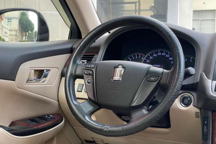 Used Toyota Crown 2011 2.5L Royal Special Edition with Leather and Sunroof Interior 5