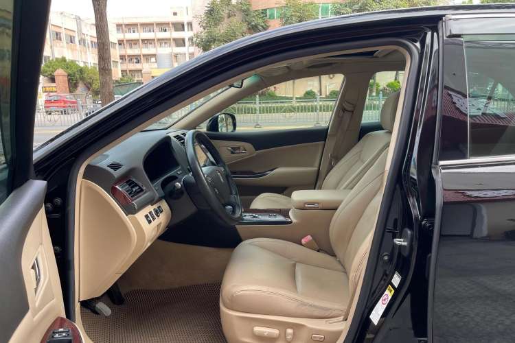 Used Toyota Crown 2011 2.5L Royal Special Edition with Leather and Sunroof Interior 6