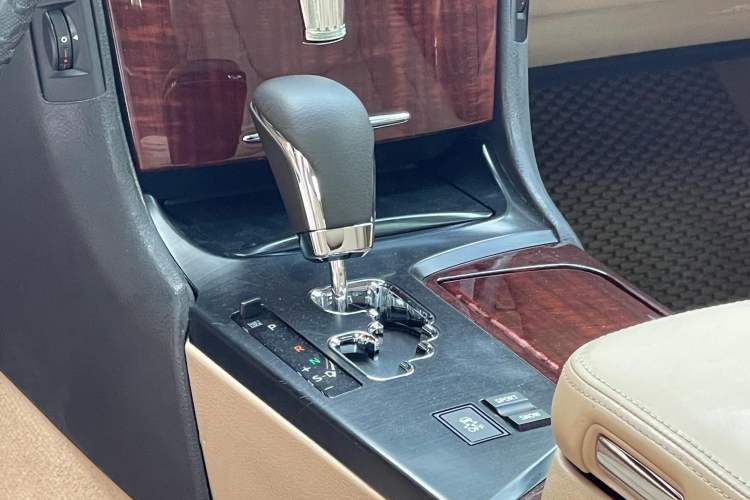 Used Toyota Crown 2011 2.5L Royal Special Edition with Leather and Sunroof Interior 7