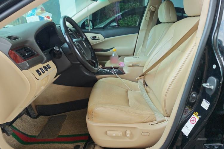 Used Toyota Crown 2011 2.5L Royal Special Edition with Leather and Sunroof Left Front Seat