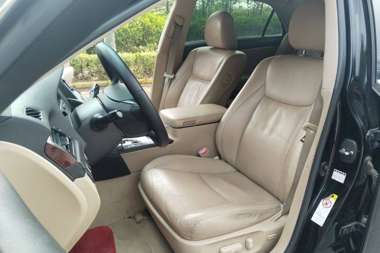 Used Toyota Crown 2011 2.5L Royal Special Edition with Leather and Sunroof Left Front Seat