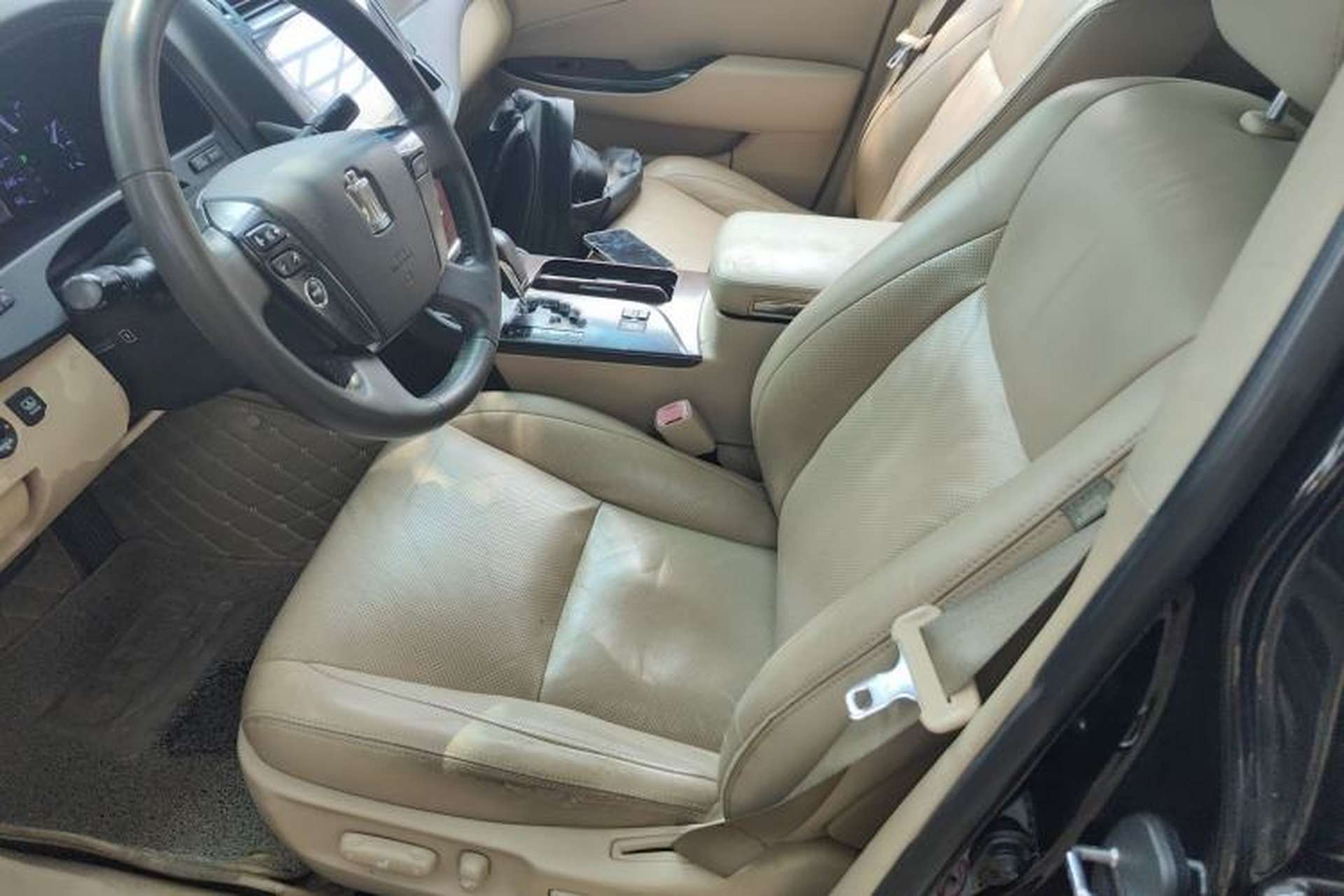 Used Toyota Crown 2011 2.5L Royal Special Edition with Leather and Sunroof Left Front Seat