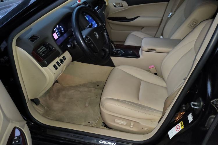 Used Toyota Crown 2011 2.5L Royal Special Edition with Leather and Sunroof Left Front Seat