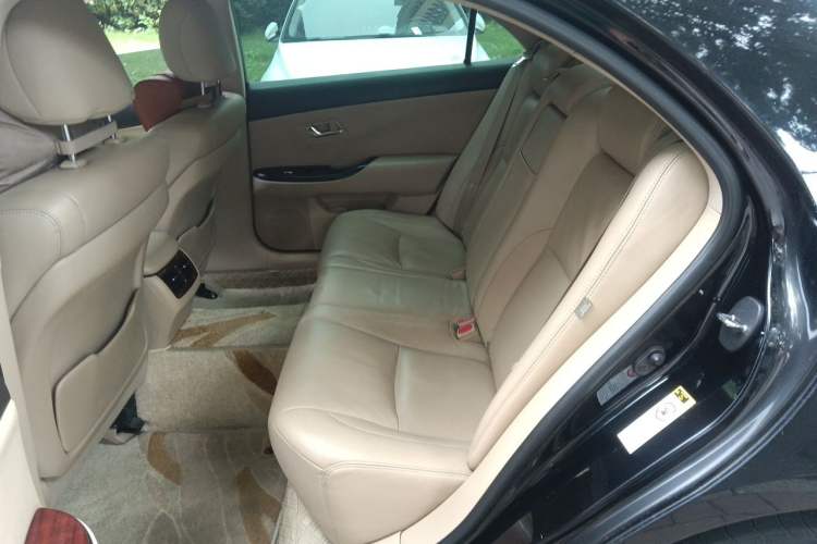 Used Toyota Crown 2011 2.5L Royal Special Edition with Leather and Sunroof Left Rear Seat
