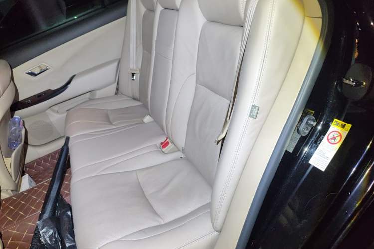 Used Toyota Crown 2011 2.5L Royal Special Edition with Leather and Sunroof Left Rear Seat
