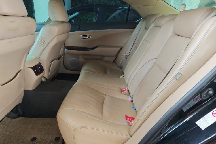 Used Toyota Crown 2011 2.5L Royal Special Edition with Leather and Sunroof Left Rear Seat