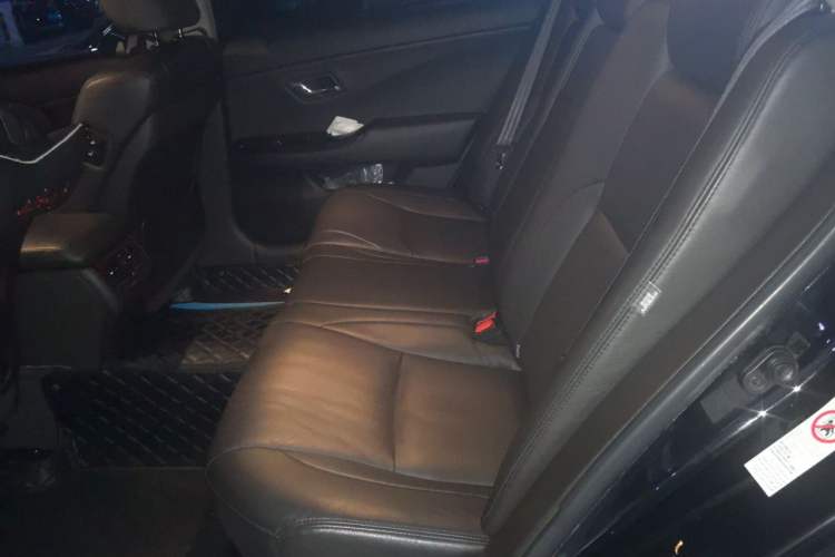 Used Toyota Crown 2011 2.5L Royal Special Edition with Leather and Sunroof Left Rear Seat