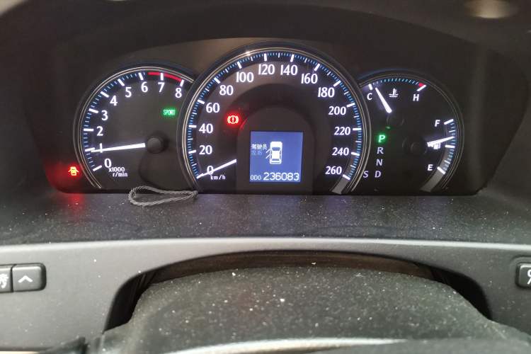 Used Toyota Crown 2011 2.5L Royal Special Edition with Leather and Sunroof Odometer Close Up