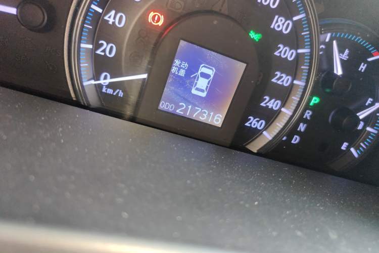 Used Toyota Crown 2011 2.5L Royal Special Edition with Leather and Sunroof Odometer Close Up
