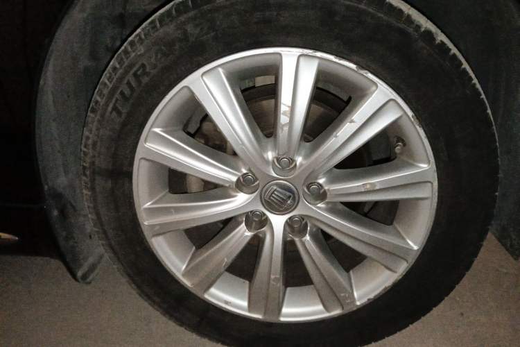Used Toyota Crown 2011 2.5L Royal Special Edition with Leather and Sunroof Right Front Wheel Hub