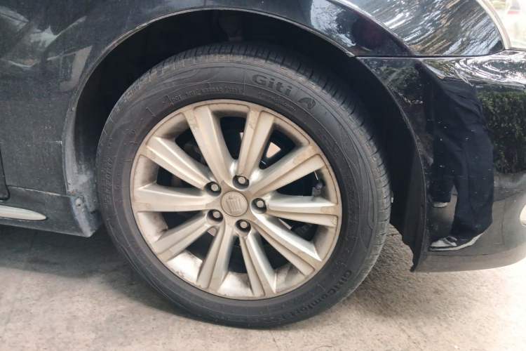 Used Toyota Crown 2011 2.5L Royal Special Edition with Leather and Sunroof Right Front Wheel Hub