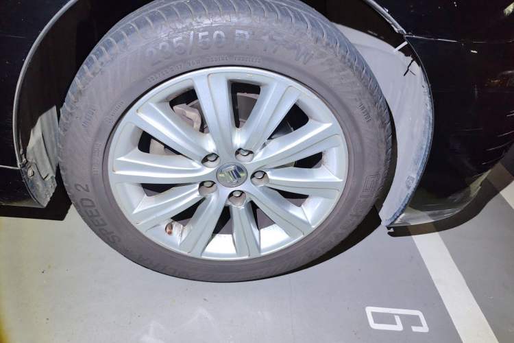 Used Toyota Crown 2011 2.5L Royal Special Edition with Leather and Sunroof Right Front Wheel Hub