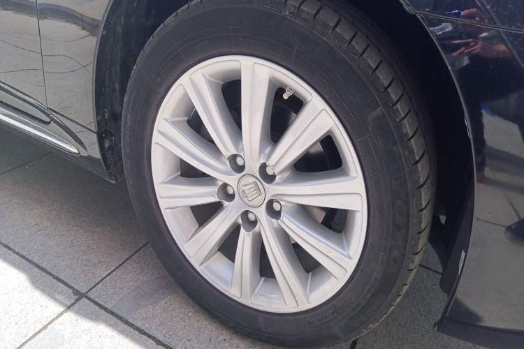 Used Toyota Crown 2011 2.5L Royal Special Edition with Leather and Sunroof Right Front Wheel Hub