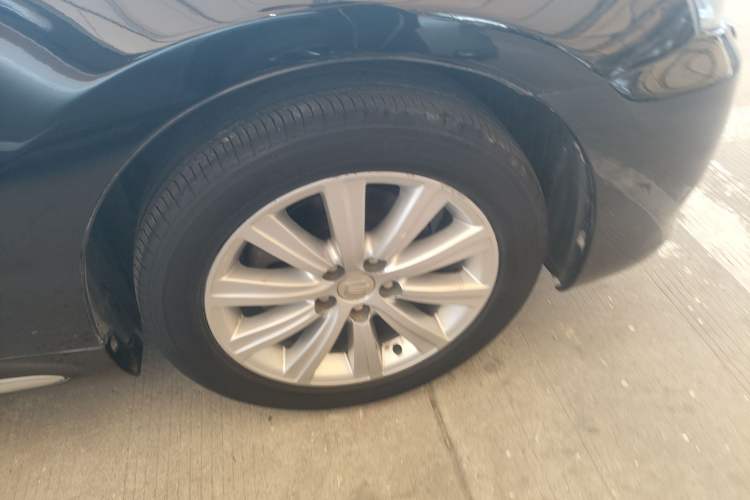Used Toyota Crown 2011 2.5L Royal Special Edition with Leather and Sunroof Right Front Wheel Hub