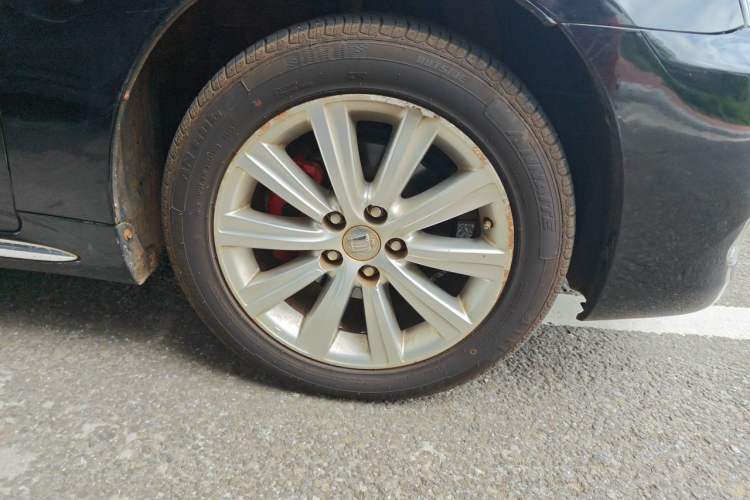 Used Toyota Crown 2011 2.5L Royal Special Edition with Leather and Sunroof Right Front Wheel Hub
