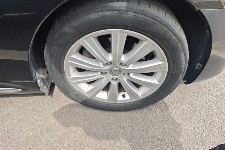 Used Toyota Crown 2011 2.5L Royal Special Edition with Leather and Sunroof Right Front Wheel Hub