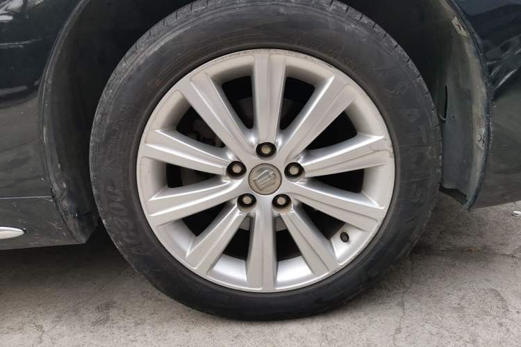 Used Toyota Crown 2011 2.5L Royal Special Edition with Leather and Sunroof Right Front Wheel Hub