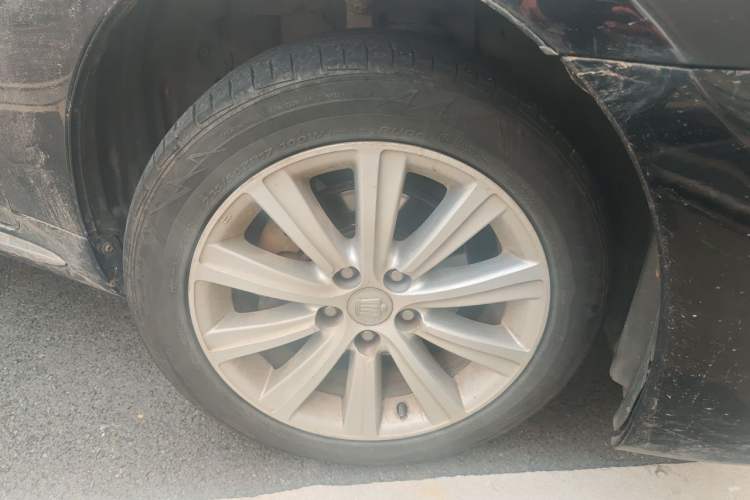 Used Toyota Crown 2011 2.5L Royal Special Edition with Leather and Sunroof Right Front Wheel Hub