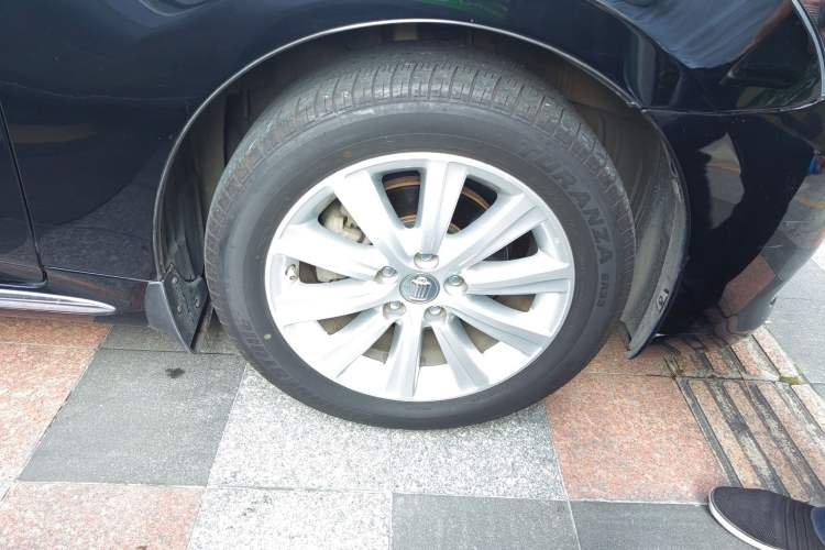 Used Toyota Crown 2011 2.5L Royal Special Edition with Leather and Sunroof Right Front Wheel Hub