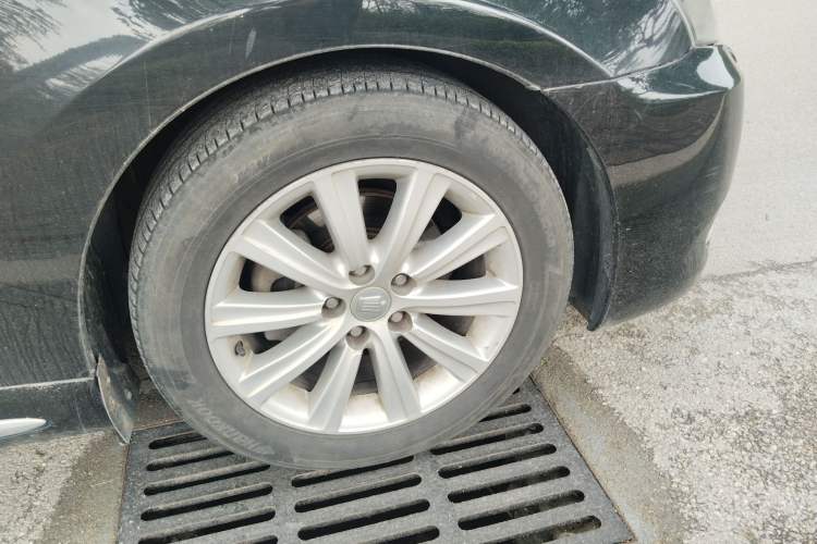 Used Toyota Crown 2011 2.5L Royal Special Edition with Leather and Sunroof Right Front Wheel Hub