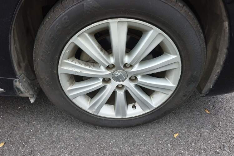 Used Toyota Crown 2011 2.5L Royal Special Edition with Leather and Sunroof Right Front Wheel Hub