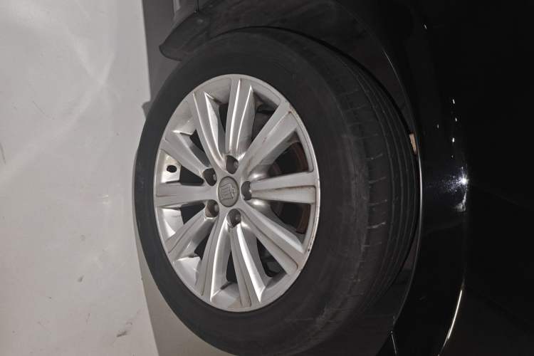 Used Toyota Crown 2011 2.5L Royal Special Edition with Leather and Sunroof Right Front Wheel Hub