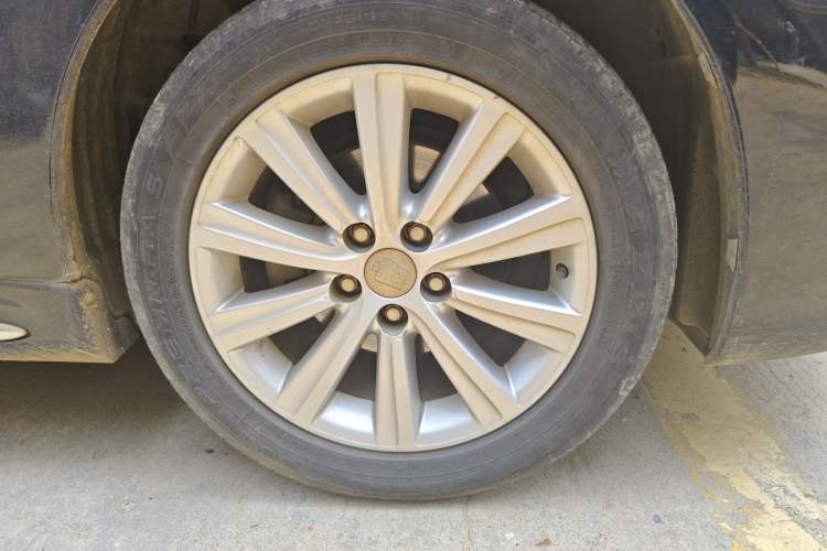Used Toyota Crown 2011 2.5L Royal Special Edition with Leather and Sunroof Right Front Wheel Hub