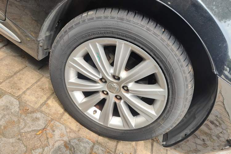 Used Toyota Crown 2011 2.5L Royal Special Edition with Leather and Sunroof Right Front Wheel Hub