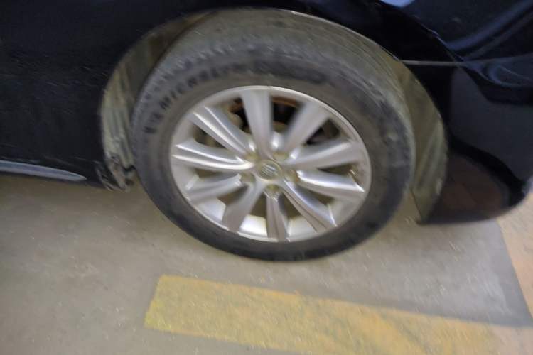 Used Toyota Crown 2011 2.5L Royal Special Edition with Leather and Sunroof Right Front Wheel Hub