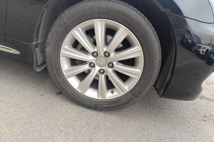 Used Toyota Crown 2011 2.5L Royal Special Edition with Leather and Sunroof Right Front Wheel Hub