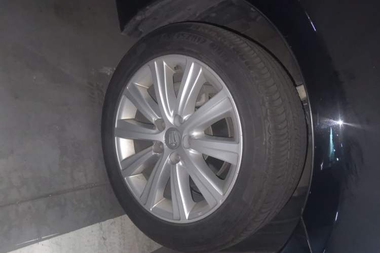 Used Toyota Crown 2011 2.5L Royal Special Edition with Leather and Sunroof Right Front Wheel Hub