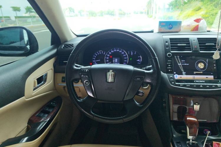 Used Toyota Crown 2011 2.5L Royal Special Edition with Leather and Sunroof Steering Wheel